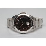 A GENTLEMAN'S SEIKO WRISTWATCH, the black dial with applied steel batons, date aperture at 6, in a