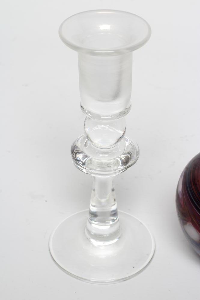 A DAVID WALLACE CLEAR GLASS CANDLESTICK, with slightly iridescent frosted cylindrical socket on - Bild 2 aus 4