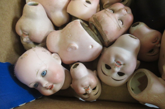 Thirty bisque dolls heads, including AM 351, AM 390, Kammer & Reinhardt etc (Est. plus 21% premium - Image 3 of 4
