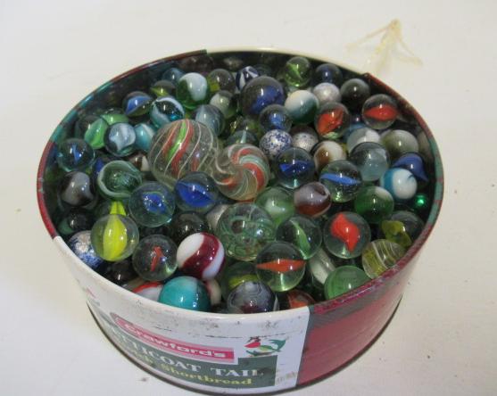 A large quantity of late issue glass marbles, F (Est. plus 21% premium inc. VAT)