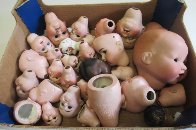 Thirty bisque dolls heads, including AM 351, AM 390, Kammer & Reinhardt etc (Est. plus 21% premium