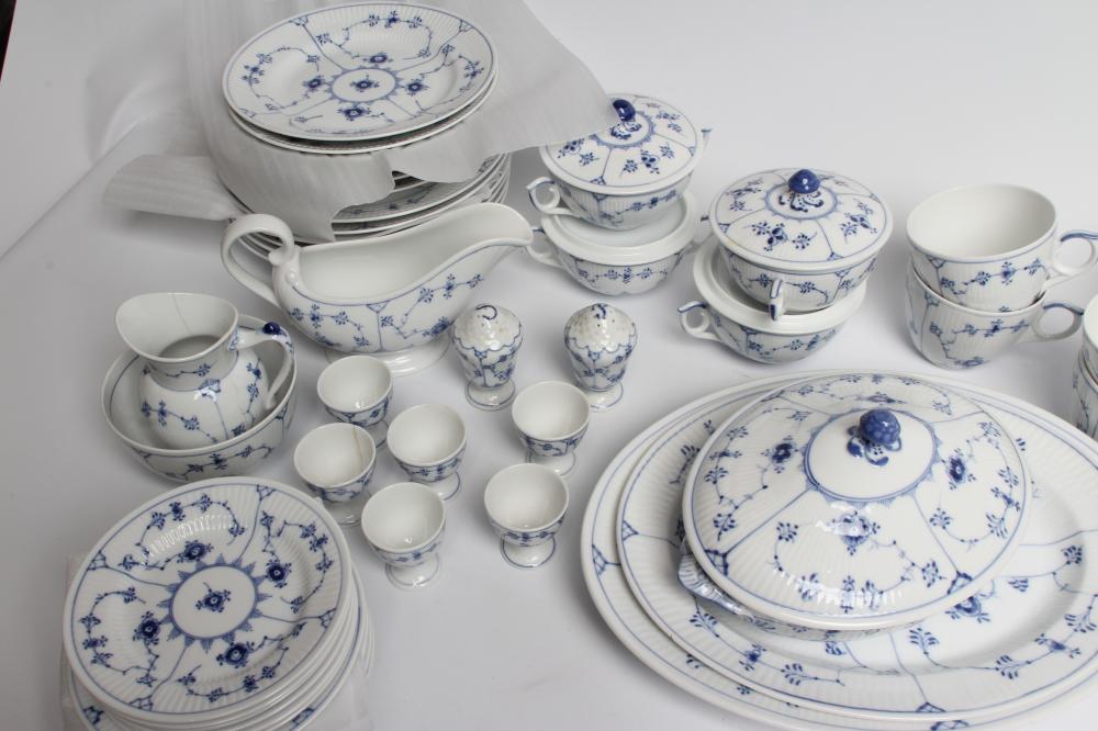 AN EXTENSIVE ROYAL COPENHAGEN PORCELAIN DINNER AND TEA SERVICE, painted in underglaze blue with - Image 2 of 4