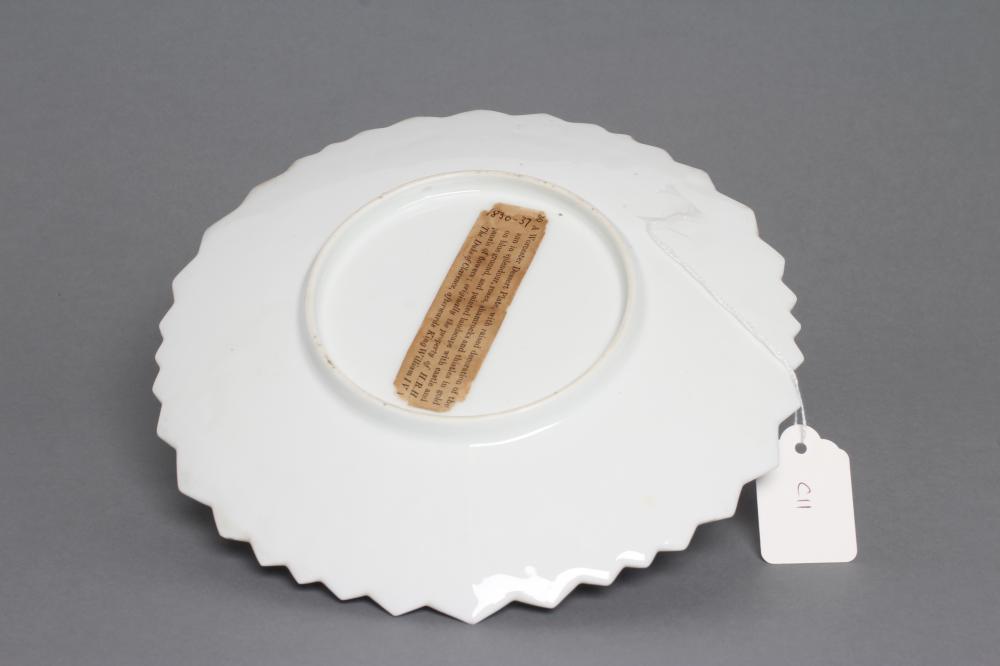 A PORCELAIN CABINET PLATE, 19th century, of circular form with shark's tooth rim, centrally - Image 4 of 5