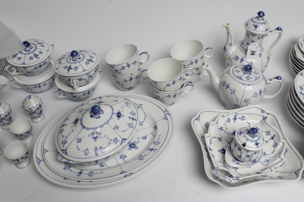 AN EXTENSIVE ROYAL COPENHAGEN PORCELAIN DINNER AND TEA SERVICE, painted in underglaze blue with - Image 3 of 4