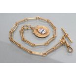 AN EDWARDIAN 18CT GOLD SNAFFLE LINK WATCH CHAIN, with dog-clip fastener, bar and matching fob