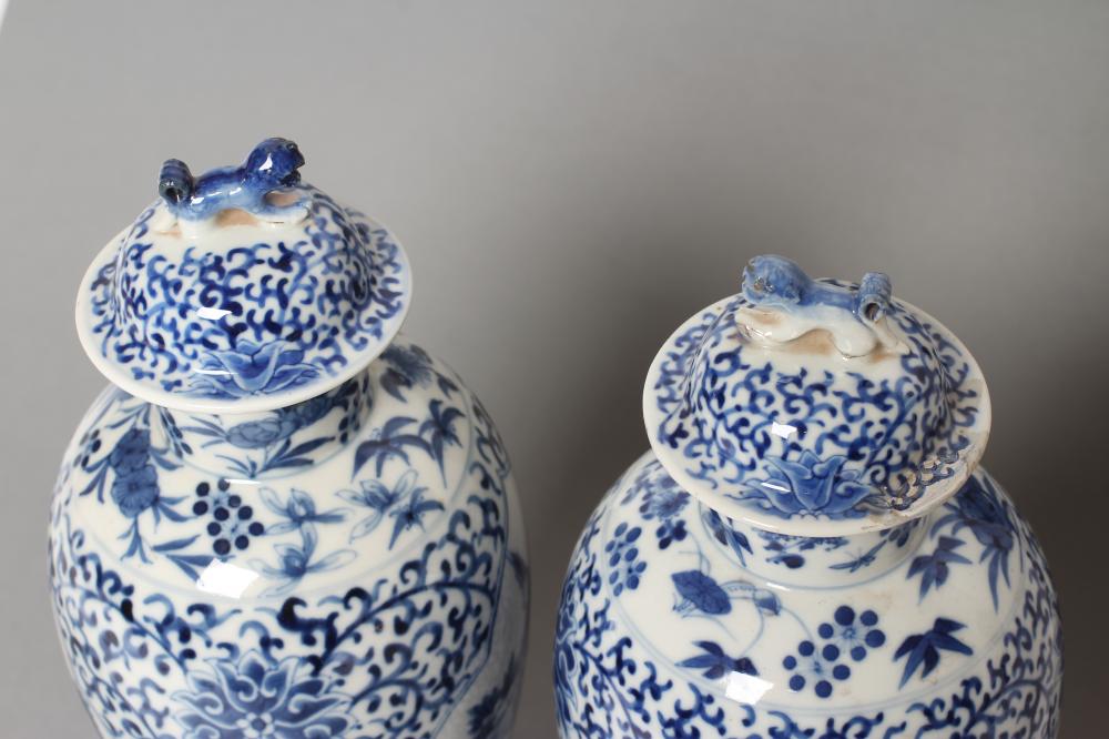 A PAIR OF CHINESE PORCELAIN VASES AND COVERS of inverted baluster form, painted in underglaze blue - Bild 4 aus 4