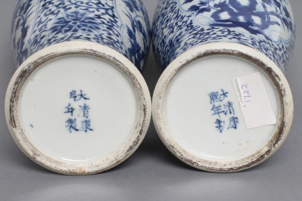 A PAIR OF CHINESE PORCELAIN VASES AND COVERS of inverted baluster form, painted in underglaze blue - Bild 3 aus 4