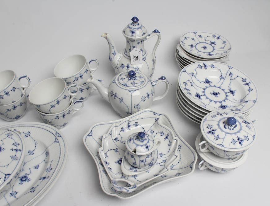 AN EXTENSIVE ROYAL COPENHAGEN PORCELAIN DINNER AND TEA SERVICE, painted in underglaze blue with - Image 4 of 4