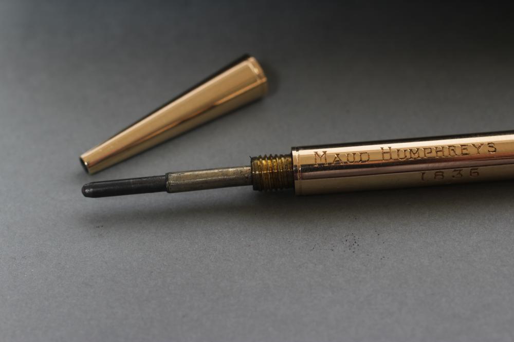 A 9CT GOLD PROPELLING PENCIL of plain cylindrical form, engraved "Maud Humphreys From R. Tilney & - Image 2 of 5