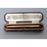 A 9CT GOLD PROPELLING PENCIL of plain cylindrical form, engraved "Maud Humphreys From R. Tilney &