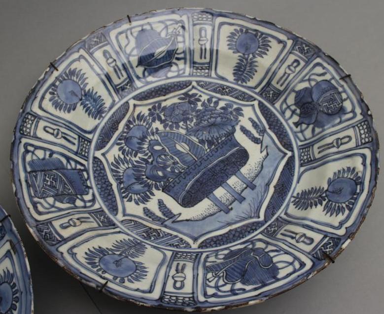 A CHINESE KRAAK PORCELAIN DISH of circular form with lobed rim, centrally painted in underglaze blue - Image 3 of 5