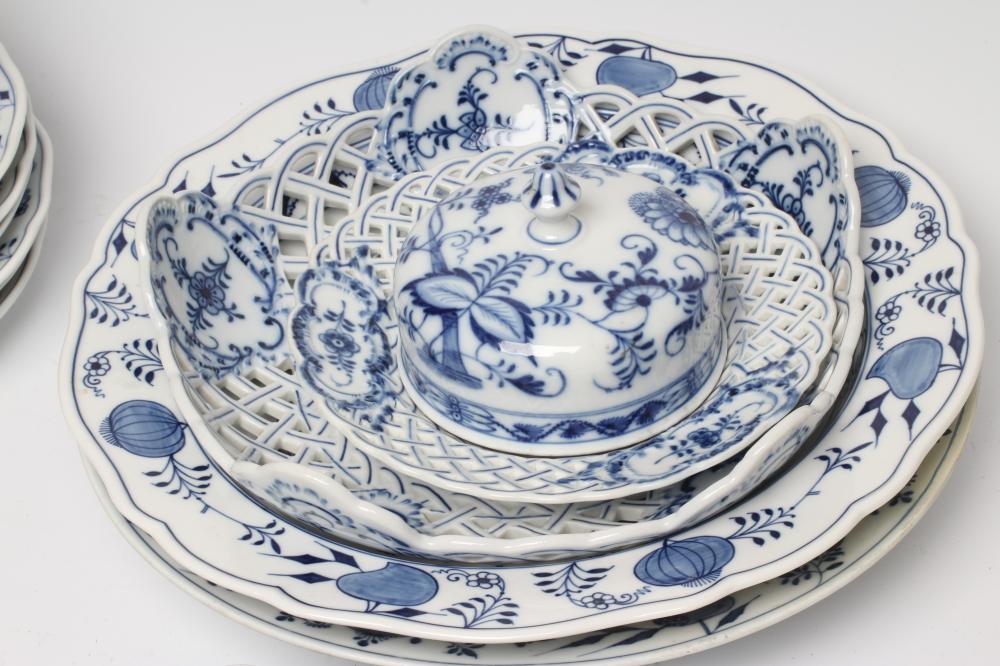 A MATCHED AND COMPOSITE MEISSEN PORCELAIN PART DINNER AND TEA SERVICE, late 19th century and - Image 4 of 4