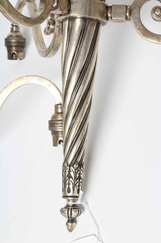 A PAIR OF EDWARDIAN SILVER PLATED LIGHT PENDANTS, the three scrolled branches issuing from a wrythen - Bild 3 aus 4