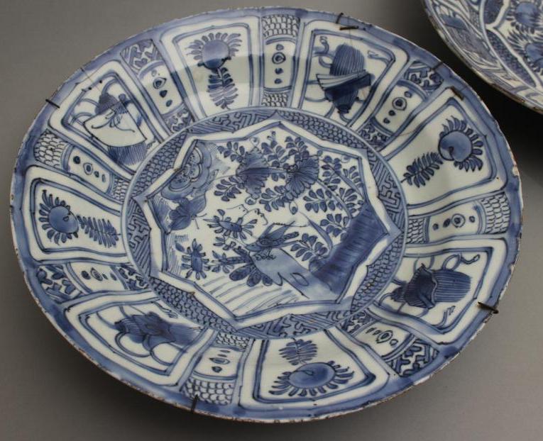 A CHINESE KRAAK PORCELAIN DISH of circular form with lobed rim, centrally painted in underglaze blue - Image 2 of 5