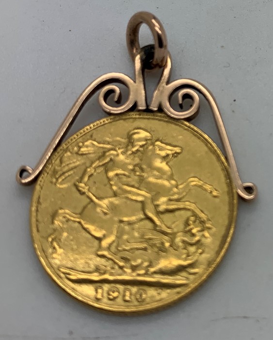 An Edwardian gold full sovereign 1910 in an unmarked yellow metal mount. 9.3gms. Condition - Image 2 of 3