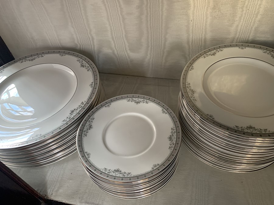 Royal Doulton York pattern dinner and tea service. Condition Report12 Dinner plates 17cms, 12 medium - Image 6 of 9