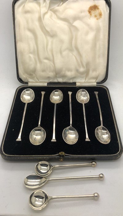 Boxed silver coffee spoons, Birmingham 1933, two salt spoons and a mustard spoon. 60.3gms total