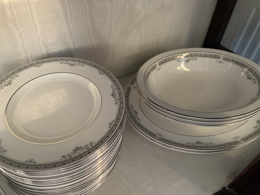 Royal Doulton York pattern dinner and tea service. Condition Report12 Dinner plates 17cms, 12 medium - Image 7 of 9