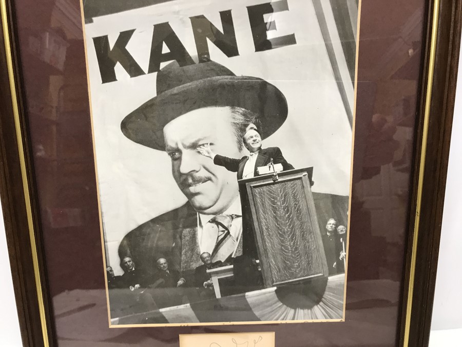 Framed autograph and photo print Orson Welles. KANE. Autograph on paper 8 x 7cms and photo print - Image 3 of 3