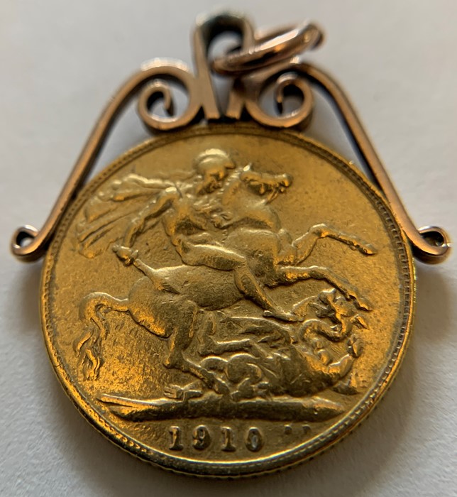 An Edwardian gold full sovereign 1910 in an unmarked yellow metal mount. 9.3gms. Condition