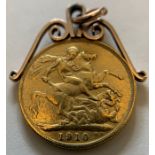 An Edwardian gold full sovereign 1910 in an unmarked yellow metal mount. 9.3gms. Condition