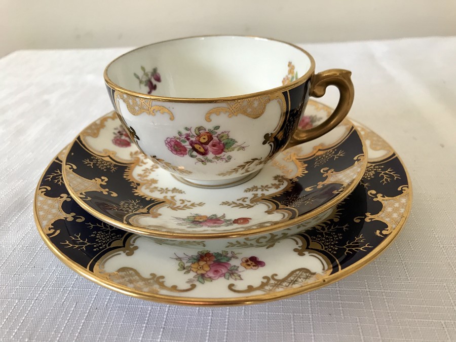 A Coalport tea service, 12 saucers, 12 plates, 12 cups, 1 sugar bowl and 2 cake plates. Condition - Image 5 of 9