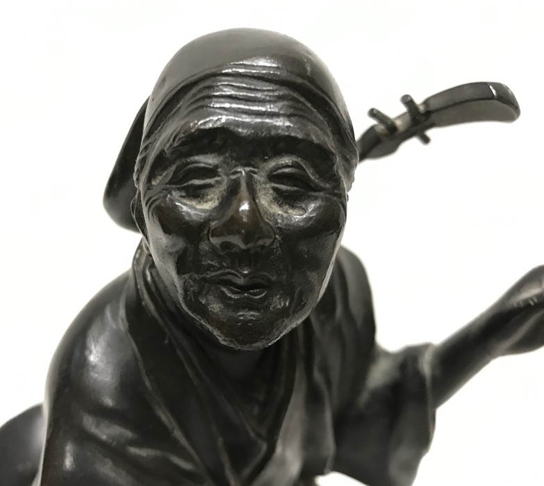 Japanese Meiji period bronze figure of a musician carrying a Shamisen with signature to the base. - Image 5 of 5