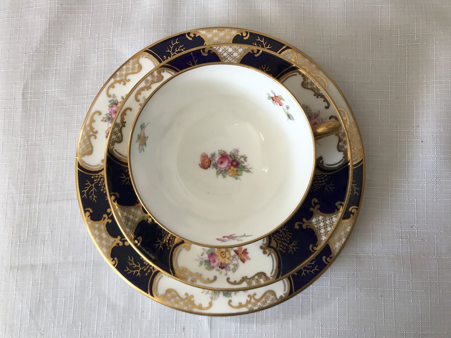 A Coalport tea service, 12 saucers, 12 plates, 12 cups, 1 sugar bowl and 2 cake plates. Condition - Image 2 of 9