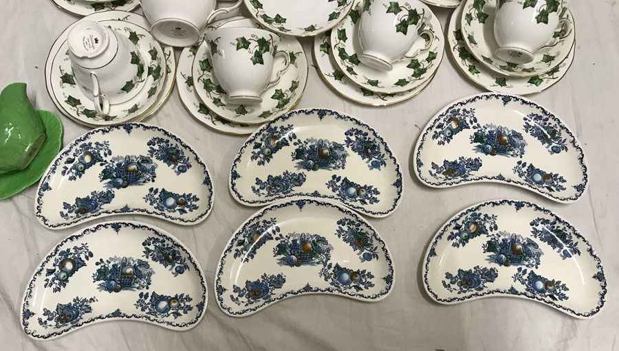 Colclough bone china part tea set, 12 cups, side plates, 13 saucers, milk jug and sugar bowl, 6 - Image 2 of 5