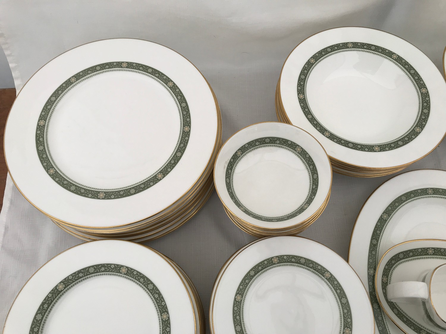 A large quantity of Royal Doulton Rondelay H5004 china to include 12 dinner plates 27cm w, 6 soup - Image 4 of 12