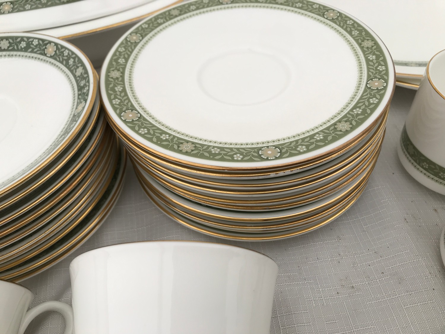 A large quantity of Royal Doulton Rondelay H5004 china to include 12 dinner plates 27cm w, 6 soup - Image 9 of 12