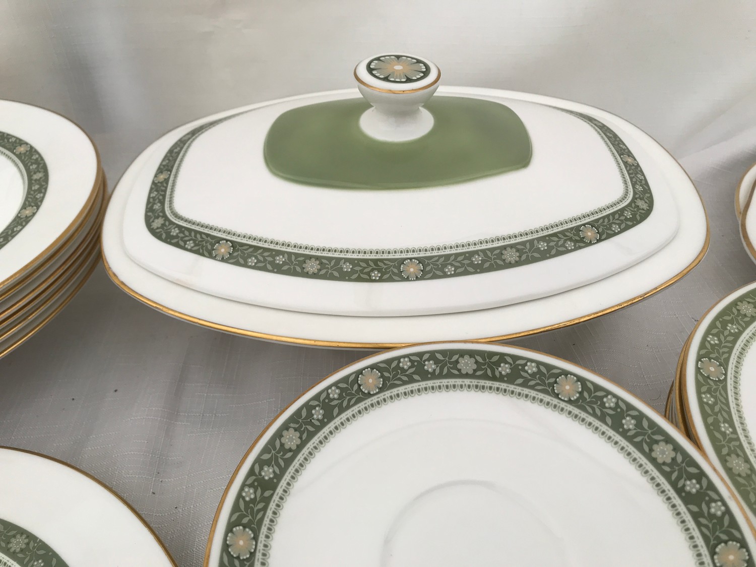 A large quantity of Royal Doulton Rondelay H5004 china to include 12 dinner plates 27cm w, 6 soup - Image 7 of 12