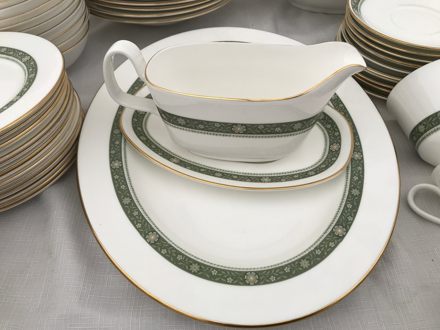 A large quantity of Royal Doulton Rondelay H5004 china to include 12 dinner plates 27cm w, 6 soup - Image 6 of 12