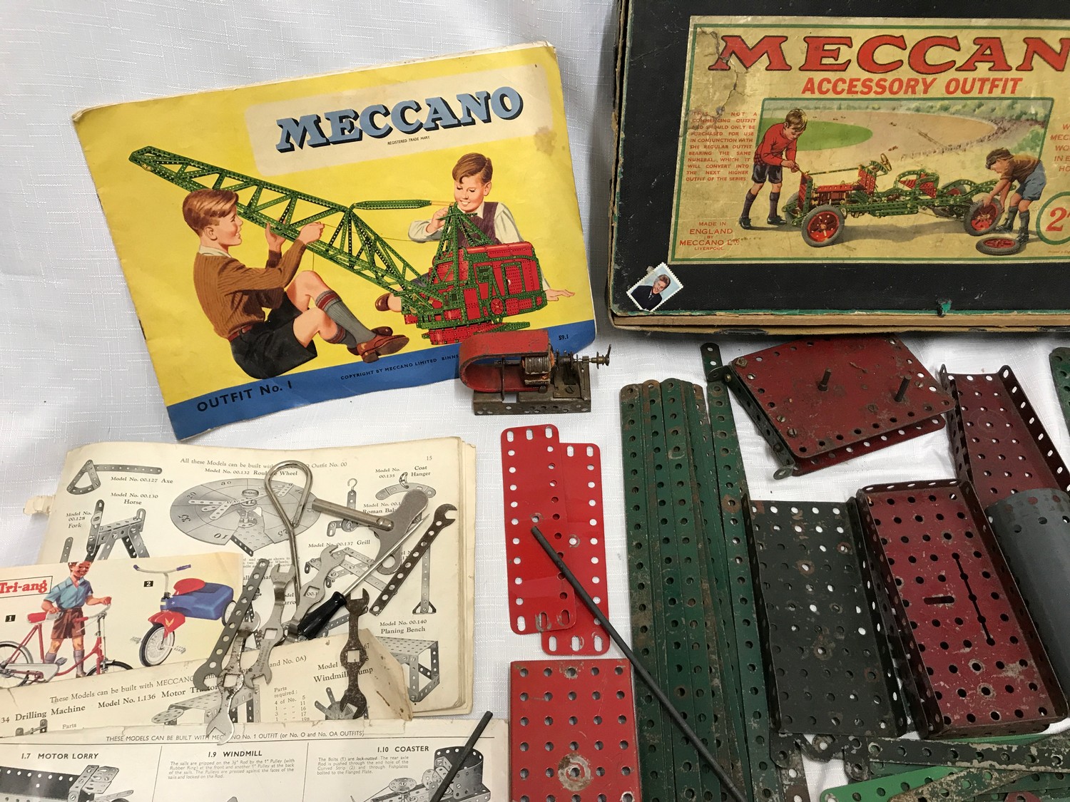 Meccano collection, accessory outfit, 2A box, instruction booklets, Meccano screws tins, playworn - Image 5 of 7