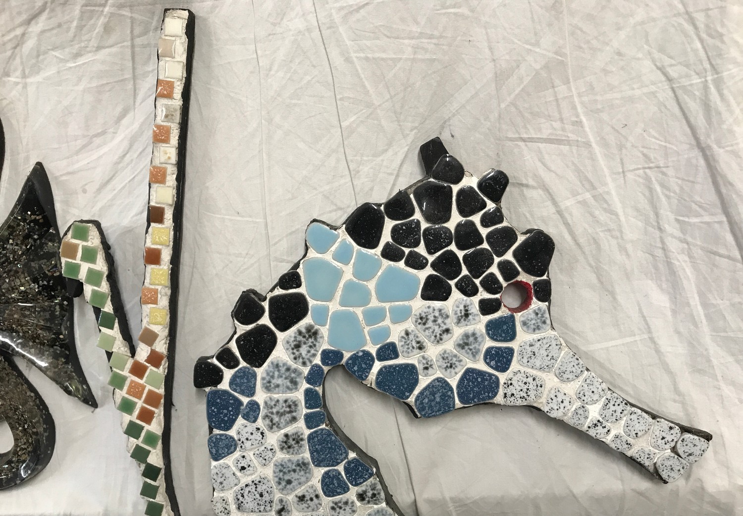A large wall mounted mosaic seahorse 117cms h together with two small Shellart seahorse figures - Image 3 of 5