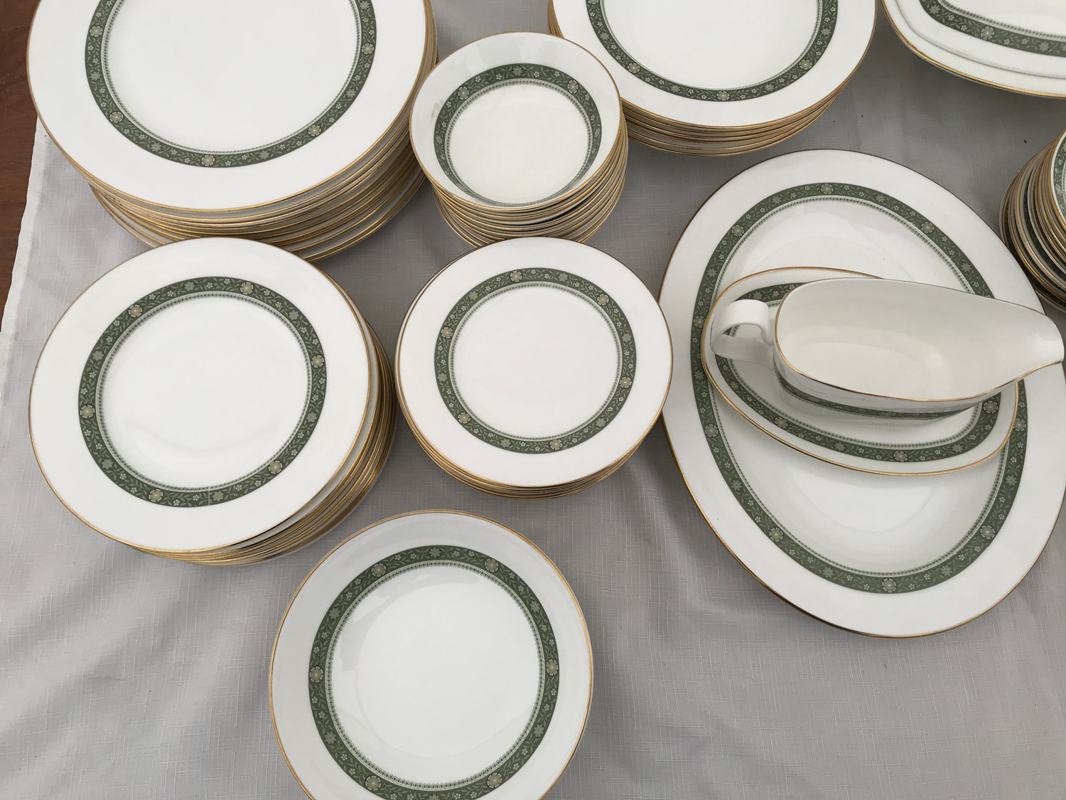 A large quantity of Royal Doulton Rondelay H5004 china to include 12 dinner plates 27cm w, 6 soup - Image 3 of 12