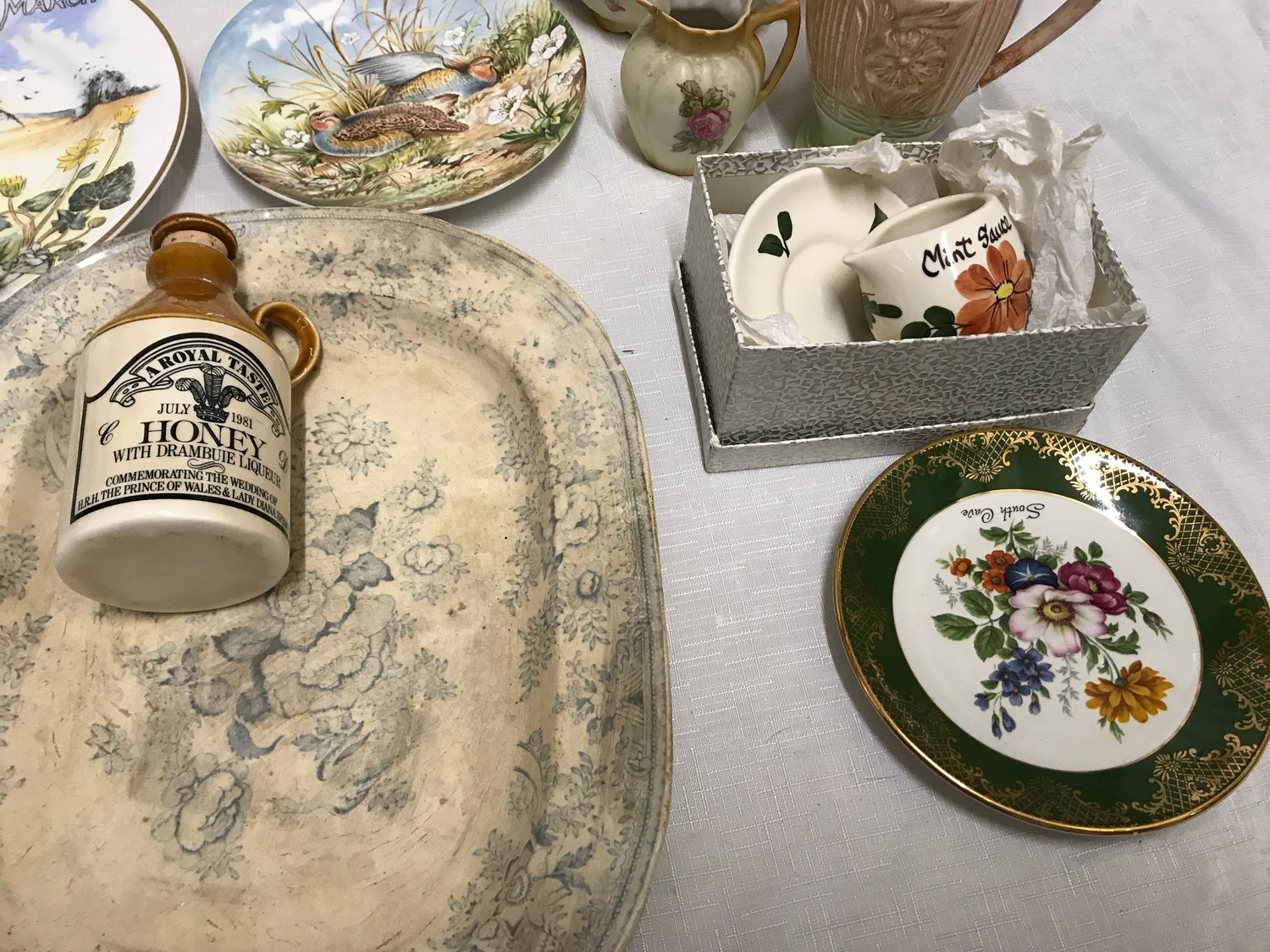 Pottery and glassware selection. Osborne plaques, Caverswall decorative plates, blue and white jug - Image 6 of 7