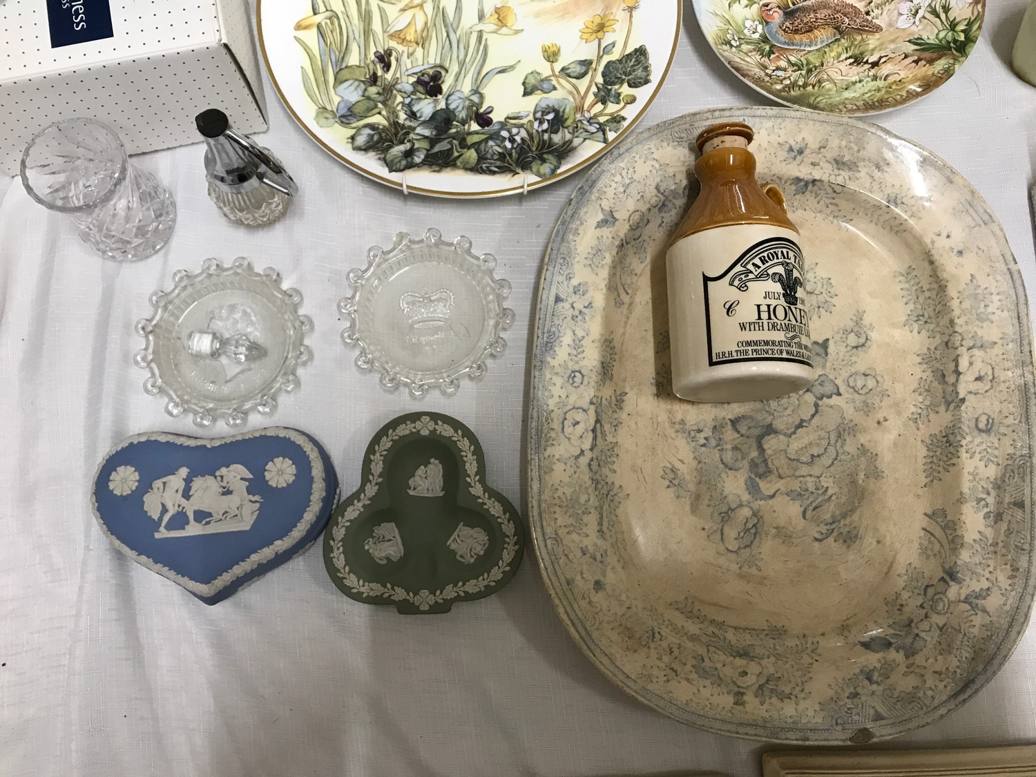 Pottery and glassware selection. Osborne plaques, Caverswall decorative plates, blue and white jug - Image 3 of 7