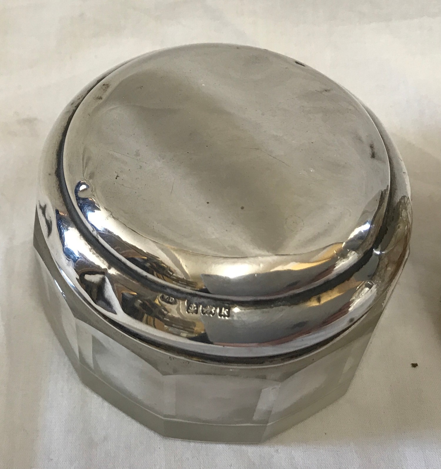 A Silver lidded smelling salt in cut glass pot with original stopper, Birmingham 1906 maker rubbed - Image 4 of 8