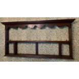 A 20thC good quality oak hanging plate rack. 85 h x 165 w x 20cms d.Condition ReportGood condition.