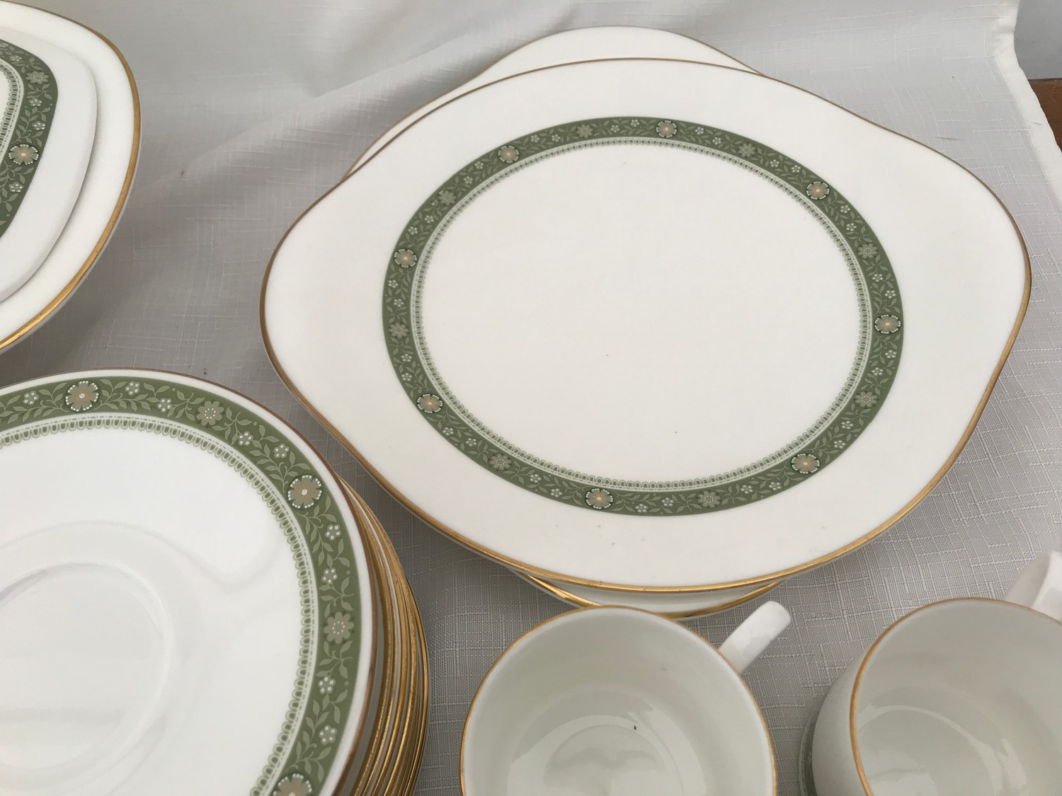 A large quantity of Royal Doulton Rondelay H5004 china to include 12 dinner plates 27cm w, 6 soup - Image 8 of 12