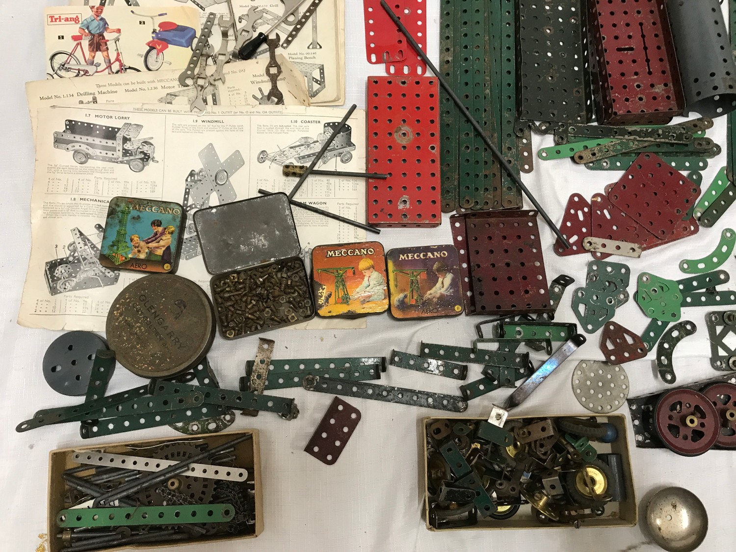 Meccano collection, accessory outfit, 2A box, instruction booklets, Meccano screws tins, playworn - Image 2 of 7