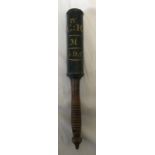 George IV truncheon/tipstaff with painted shaft and ribbed turned handle, 39cms l and circa 1820-