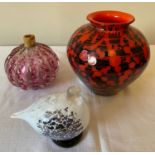 Two pieces of Murano glass to include a white speckled bird 10.5cms h and a bullicante pink and