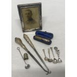 A selection of small silver items to include 2 button hooks C.&N. Birmingham 1908 and 1911, a