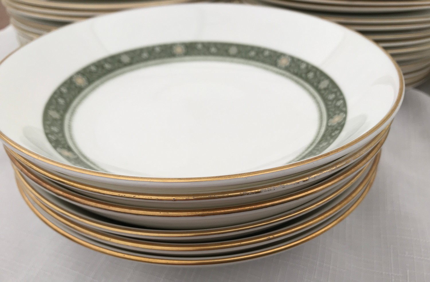 A large quantity of Royal Doulton Rondelay H5004 china to include 12 dinner plates 27cm w, 6 soup - Image 2 of 12