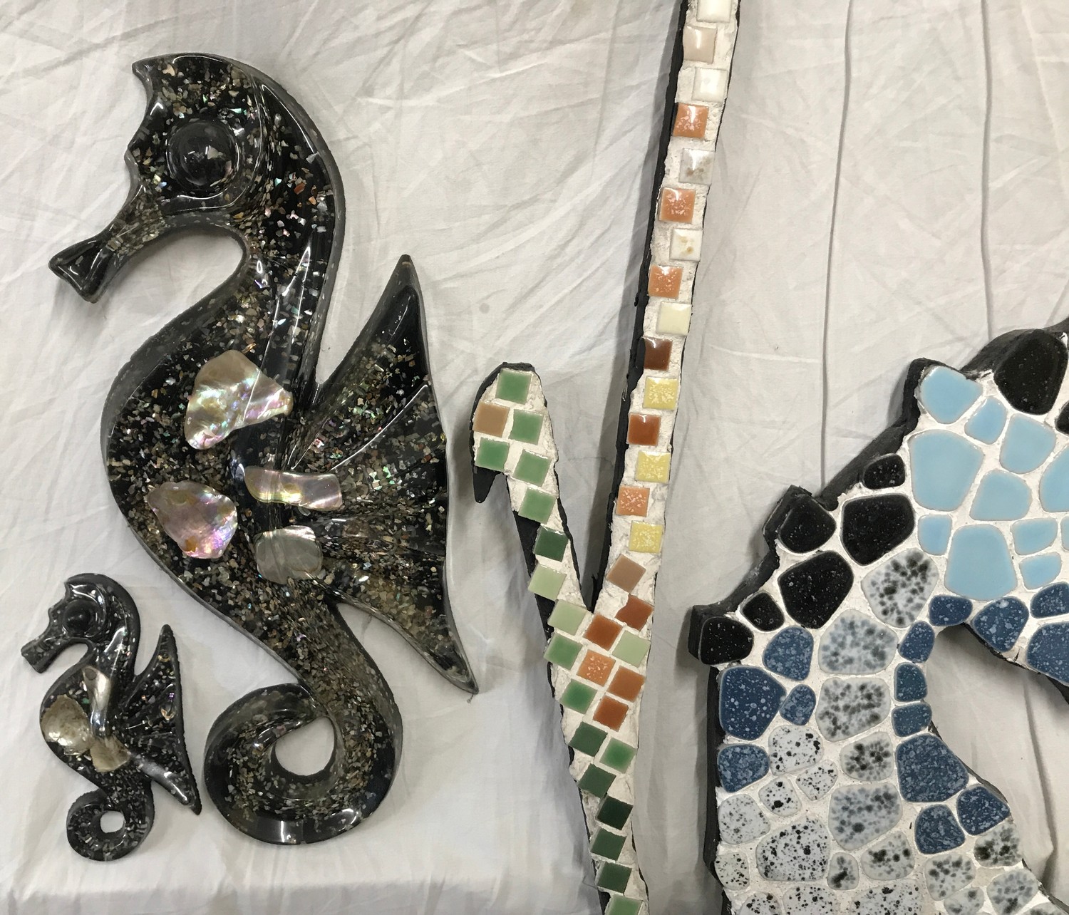 A large wall mounted mosaic seahorse 117cms h together with two small Shellart seahorse figures - Image 2 of 5