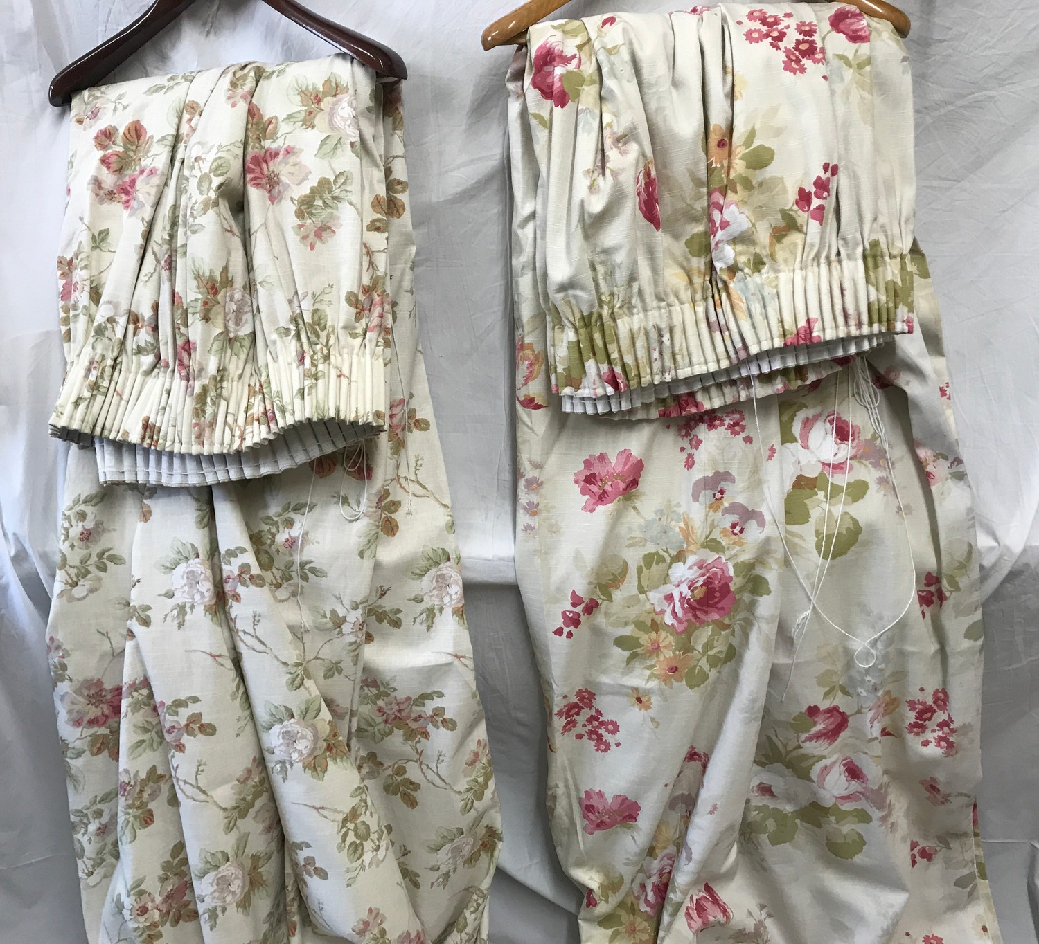 Two pairs of large Laura Ashley Floral patterned curtains, of two designs, 1 x Wild Roses and each - Image 5 of 6