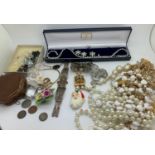Costume jewellery to include a silver filigree bracelet, brooches and a vintage leather jewellery