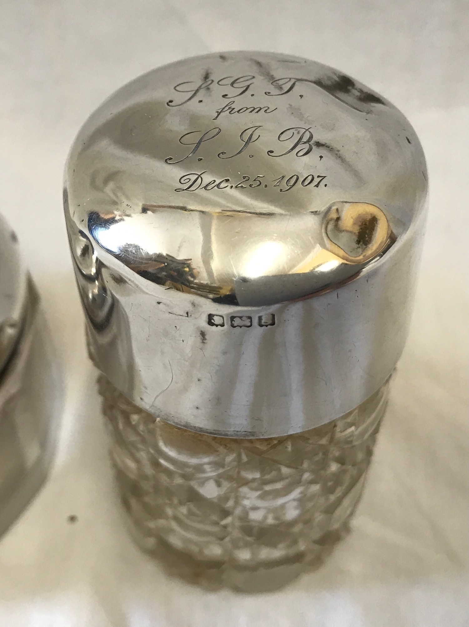 A Silver lidded smelling salt in cut glass pot with original stopper, Birmingham 1906 maker rubbed - Image 5 of 8